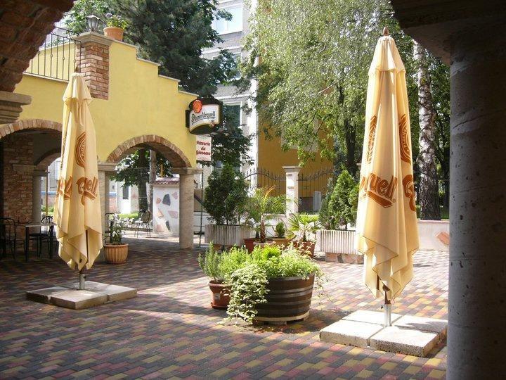 Penzion Da Giacomo Trencin Bagian luar foto